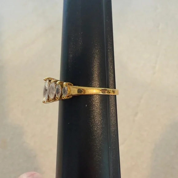 Elegant Gold and Cz Women's Ring - Picture 6 of 8